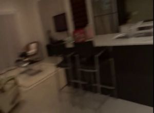 Муж попросил жену отсосать доставщику товара